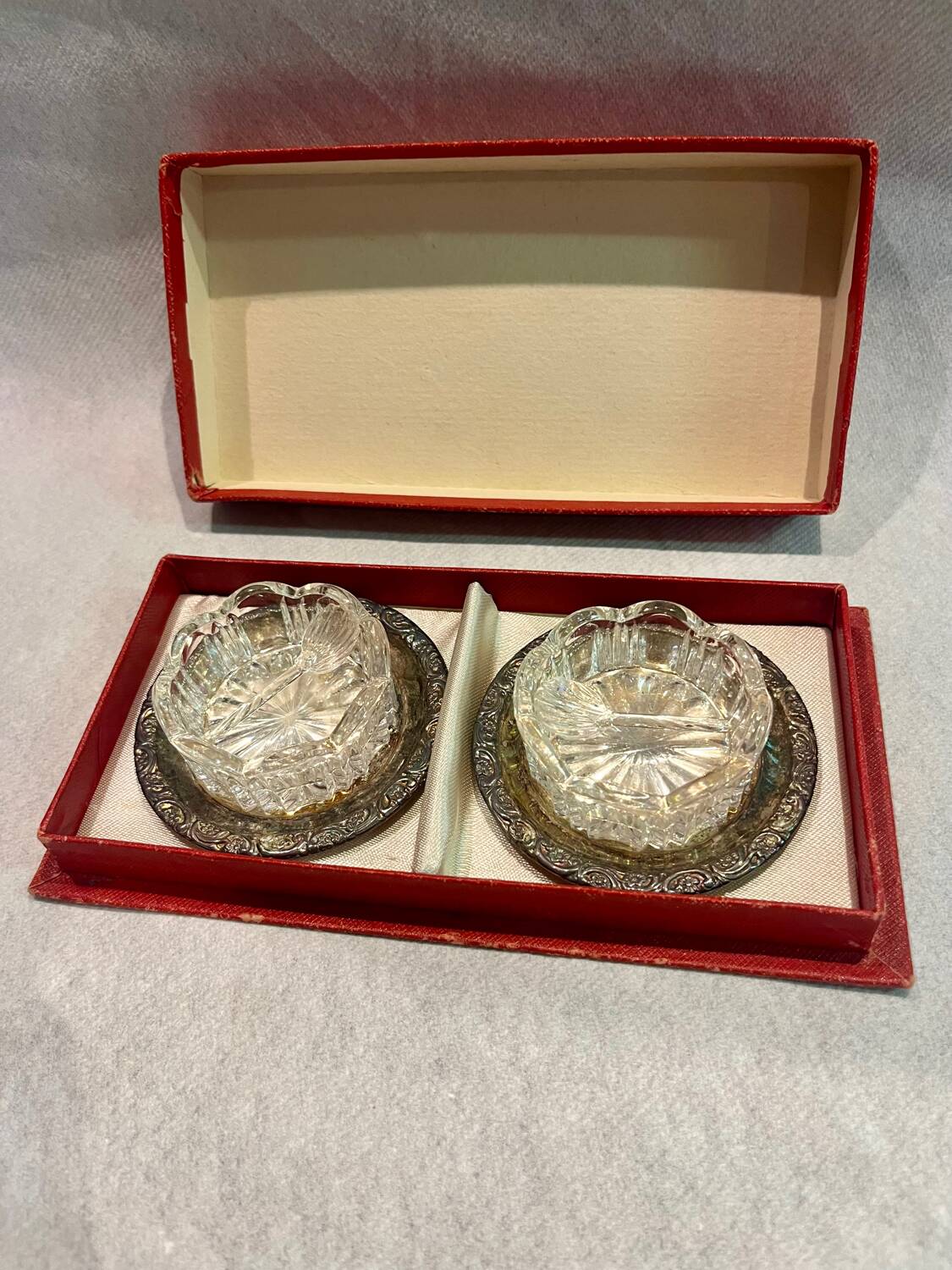 Crystal and silver-plated salt and pepper set