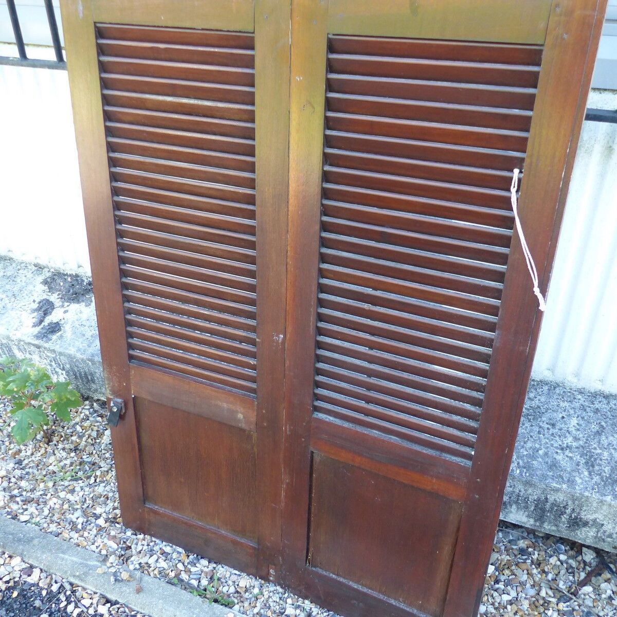 et of 2 wooden shutters
