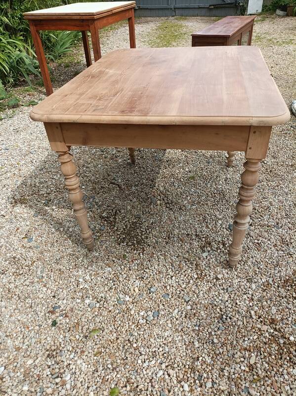 Aero-gummed solid table