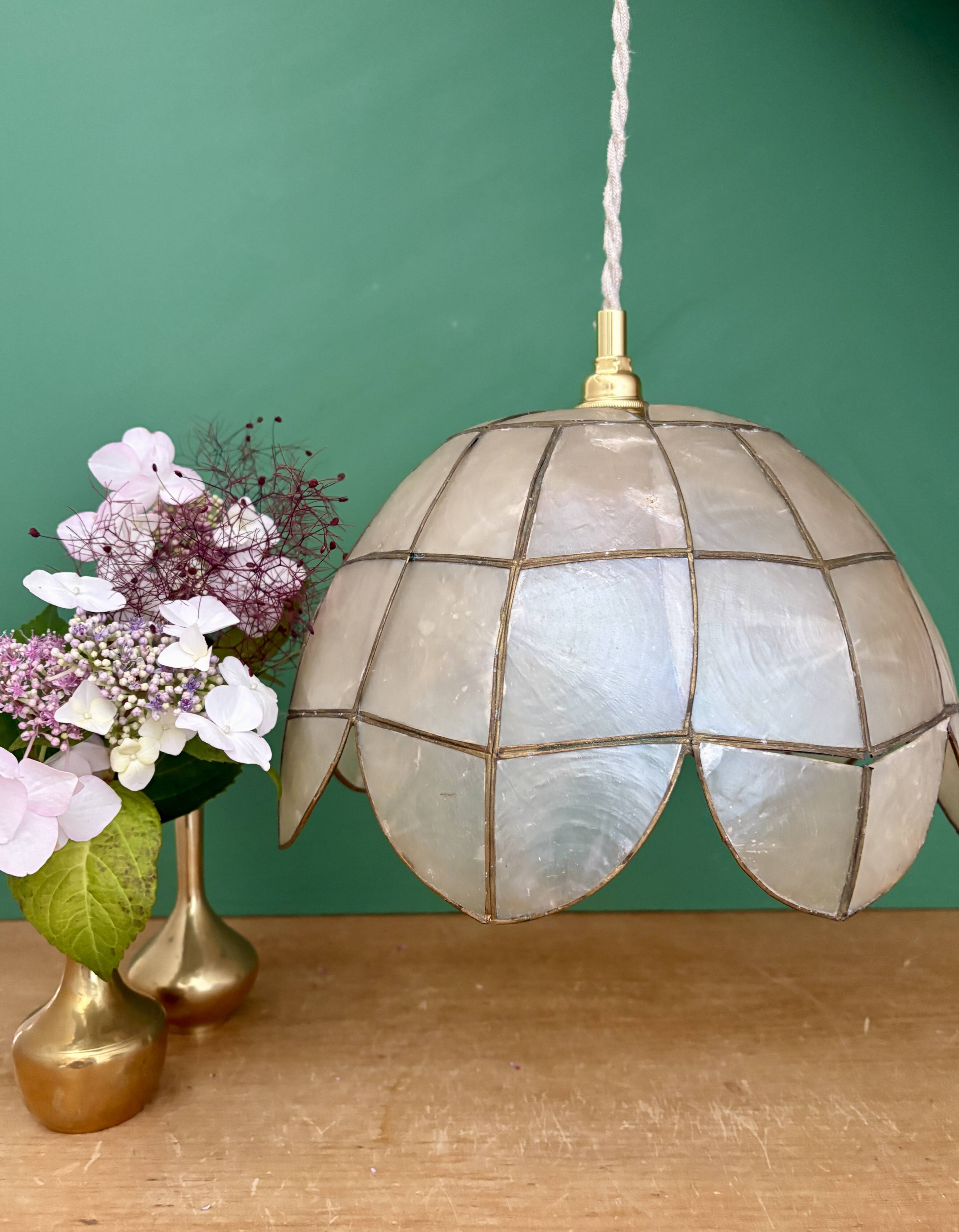 Vintage pendant light in mother-of-pearl and brass.