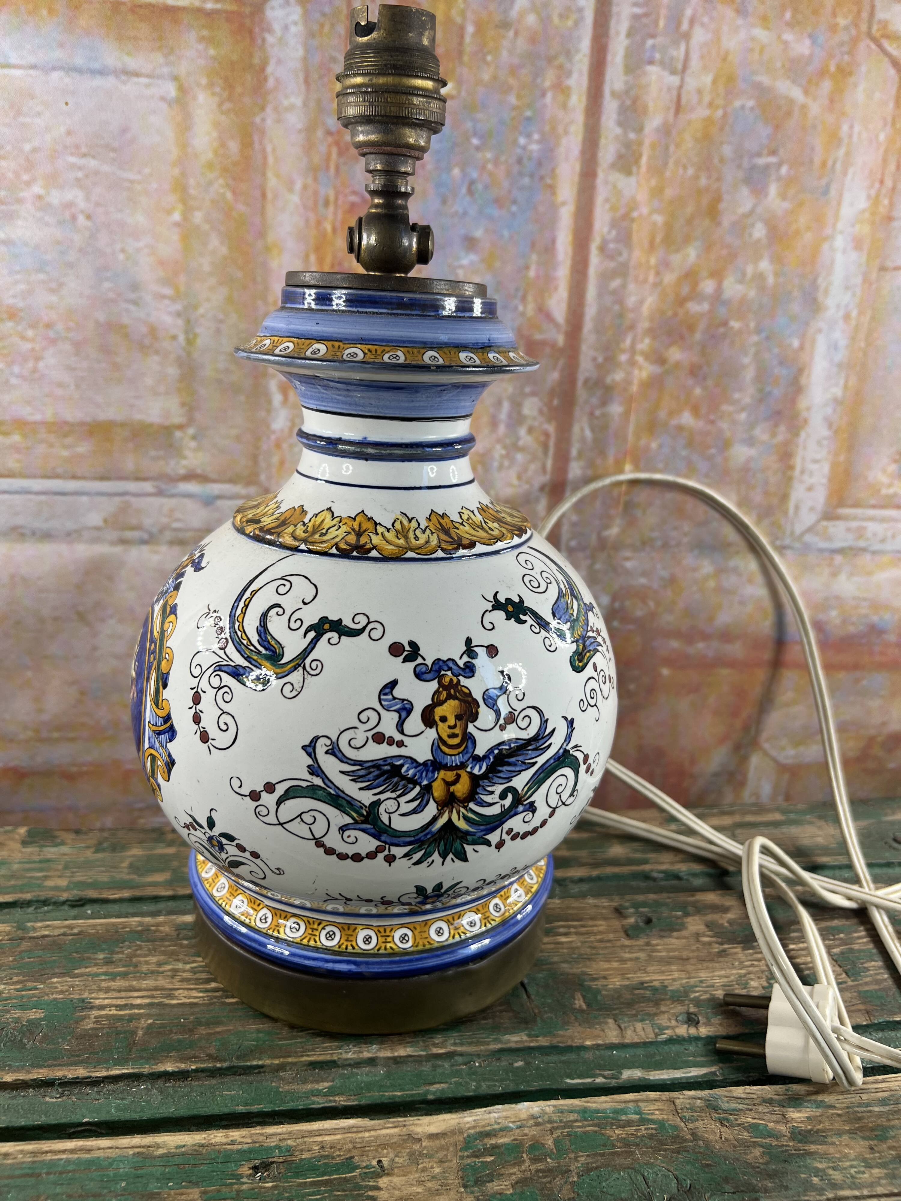 Lampe ancienne en faïence attribuée à Gien – décor Renaissance