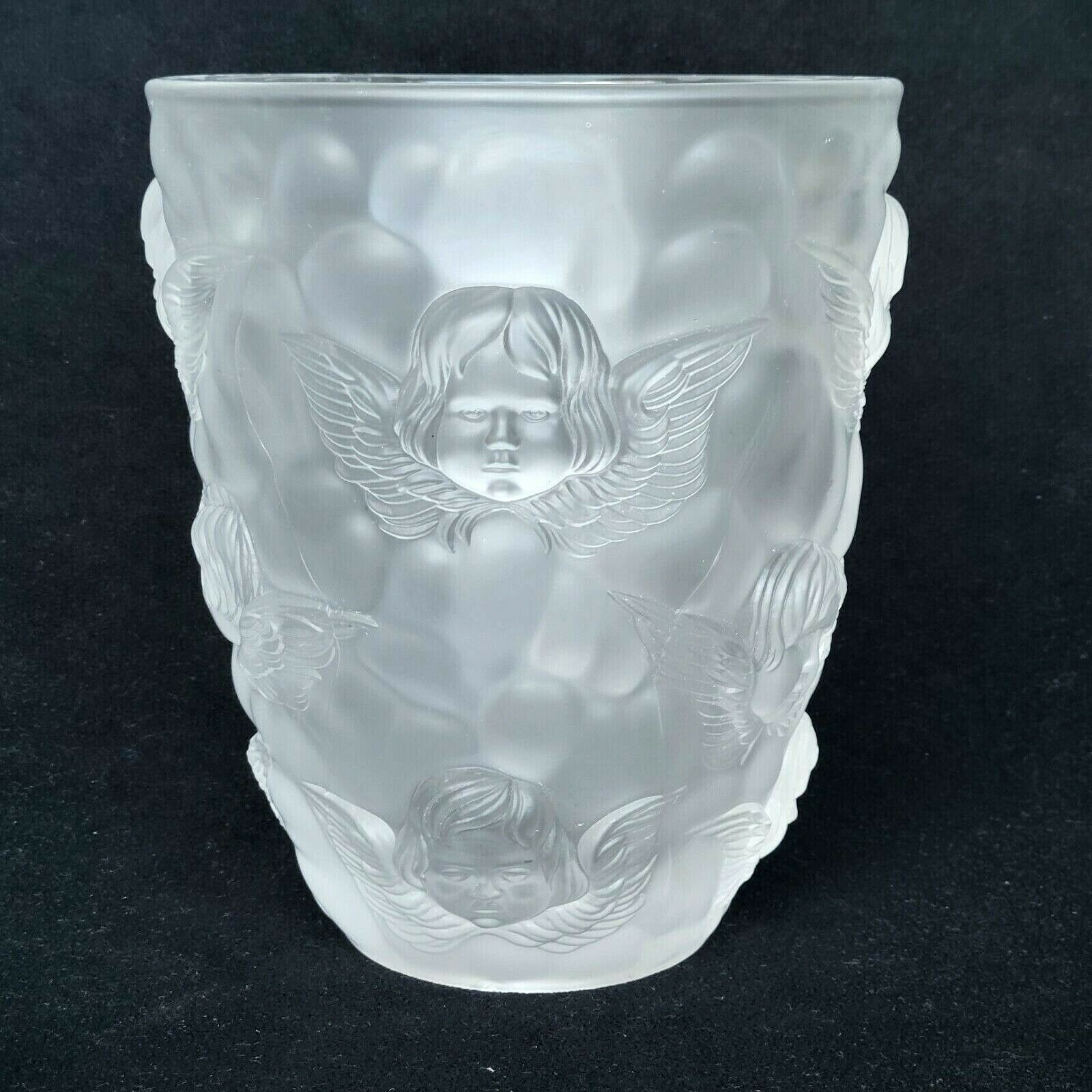 Magnifique vase en cristal moulé satiné dépoli angelots chérubins dlg Lalique 