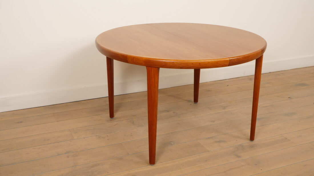 Vintage round dining table | Teak | Extendable | 120–220 cm