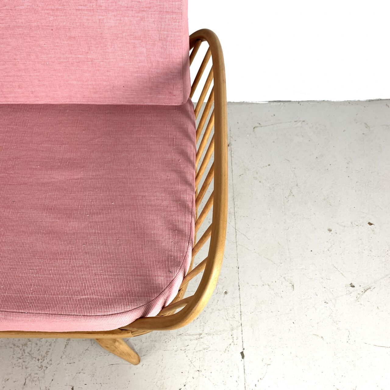 Vintage sofa ercol studio - blond and pink