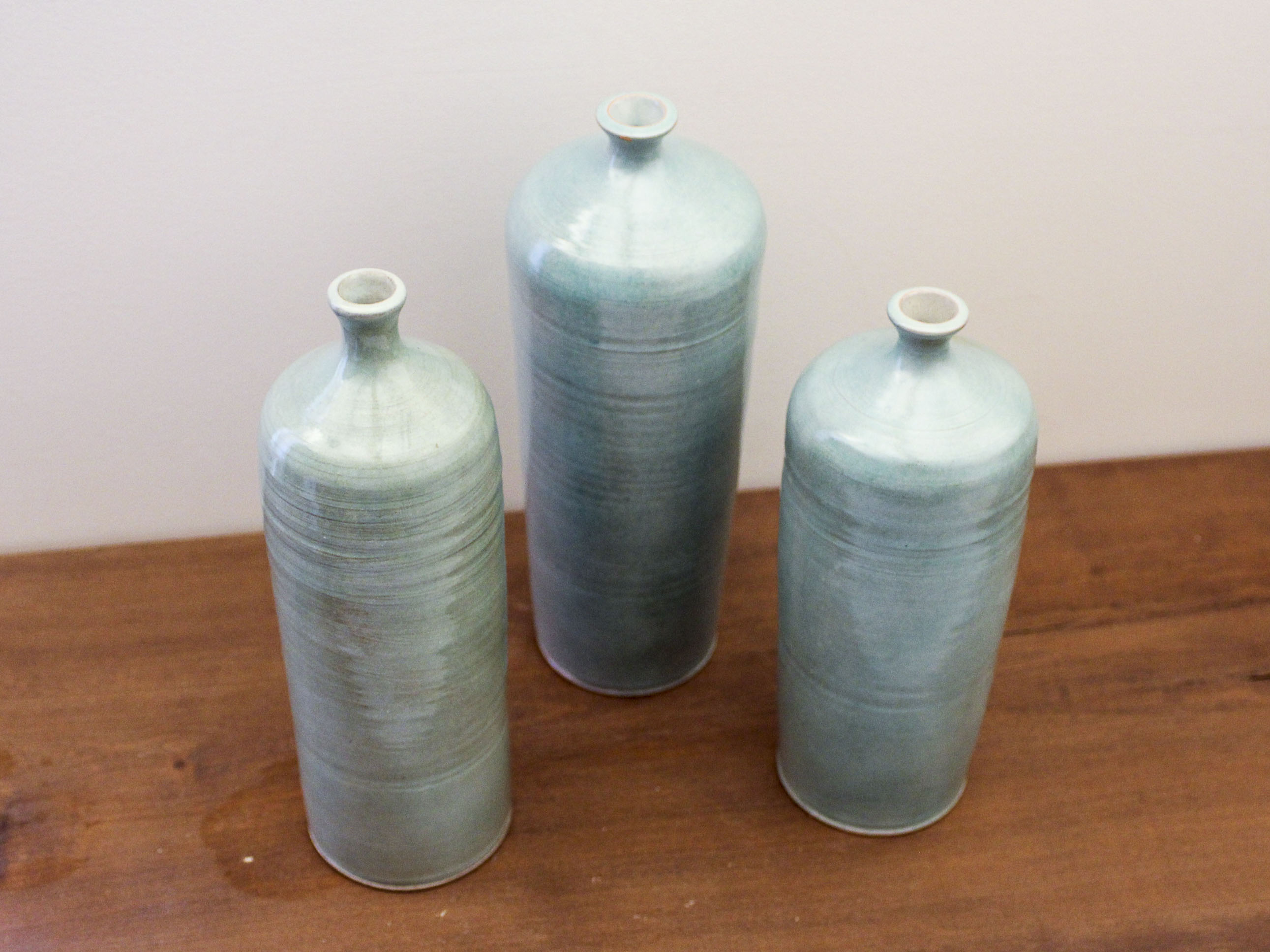 Trio de vases soliflores bouteilles en céramique emaillé