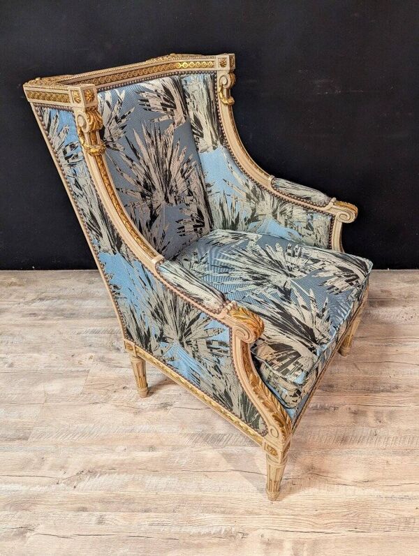 Bergère Louis XVI à oreillettes en bois laqué