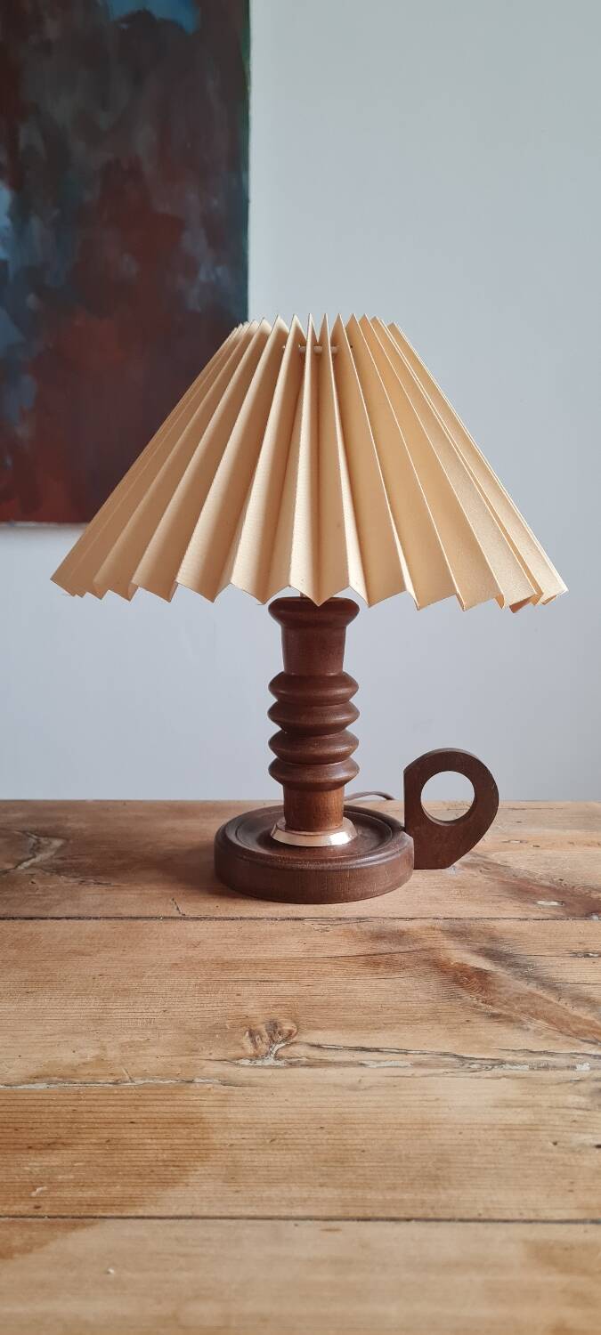 Table lamp in turned wood