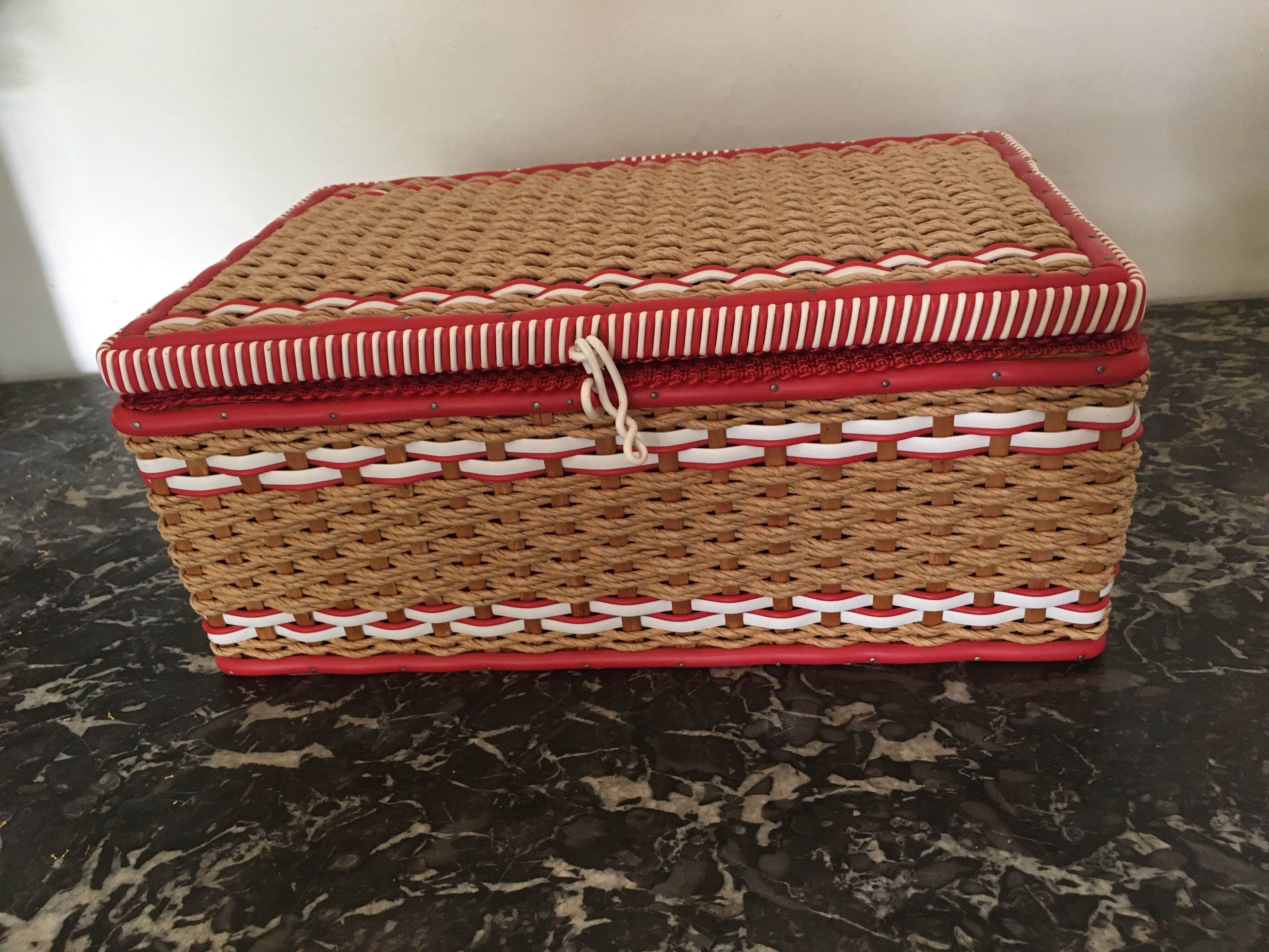 Scoubidou sewing box