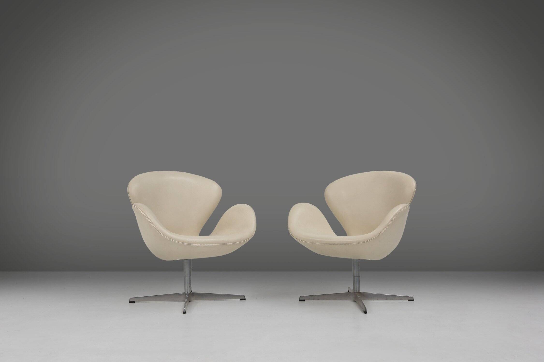 Set of Leather Swan Chairs by Arne Jacobsen for Fritz Hansen, Denmark 2006