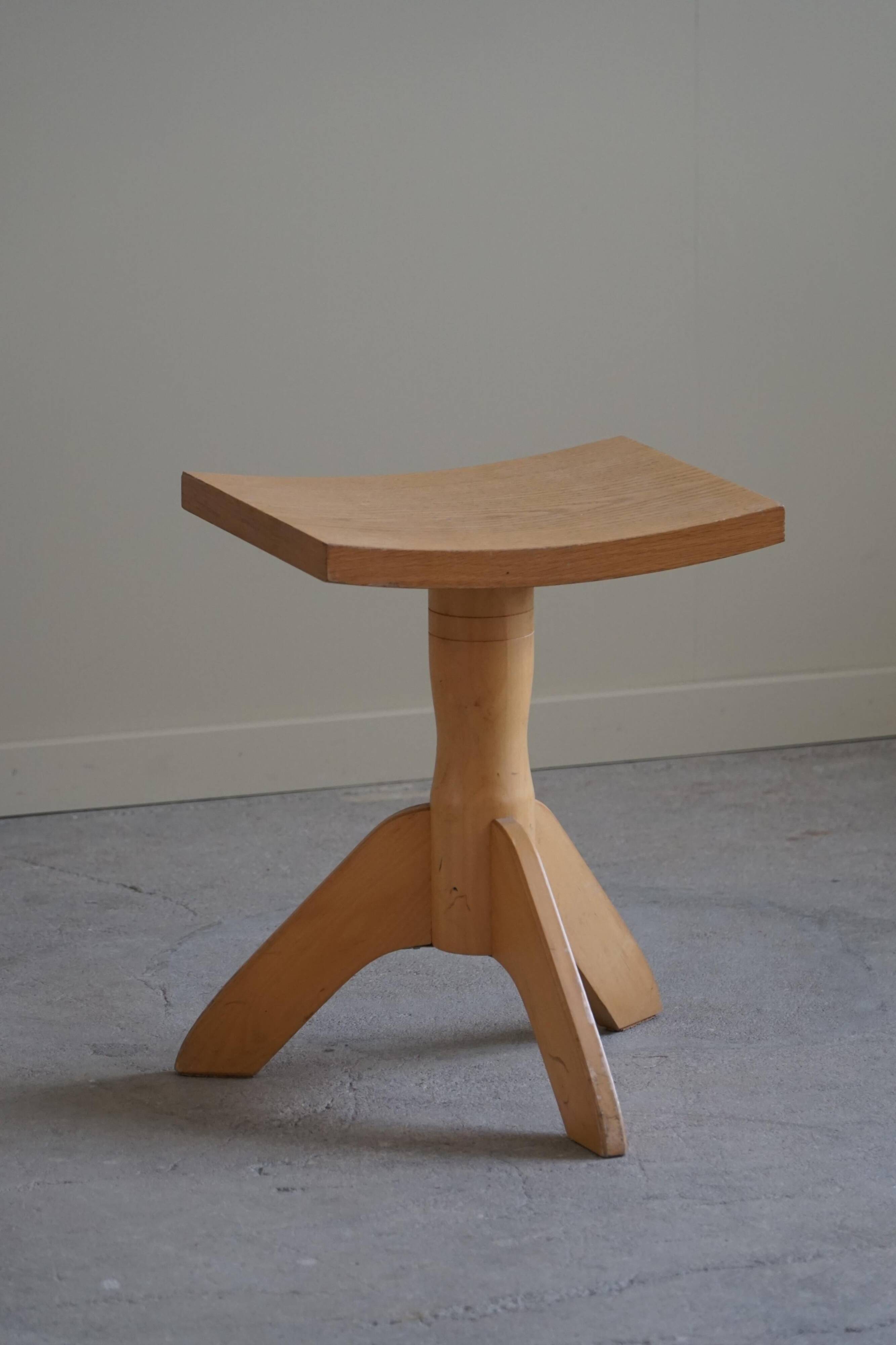 Swivelling tripod stool in elm, mid-century Danish design, 1970s.
