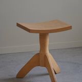 Swivelling tripod stool in elm, mid-century Danish design, 1970s.