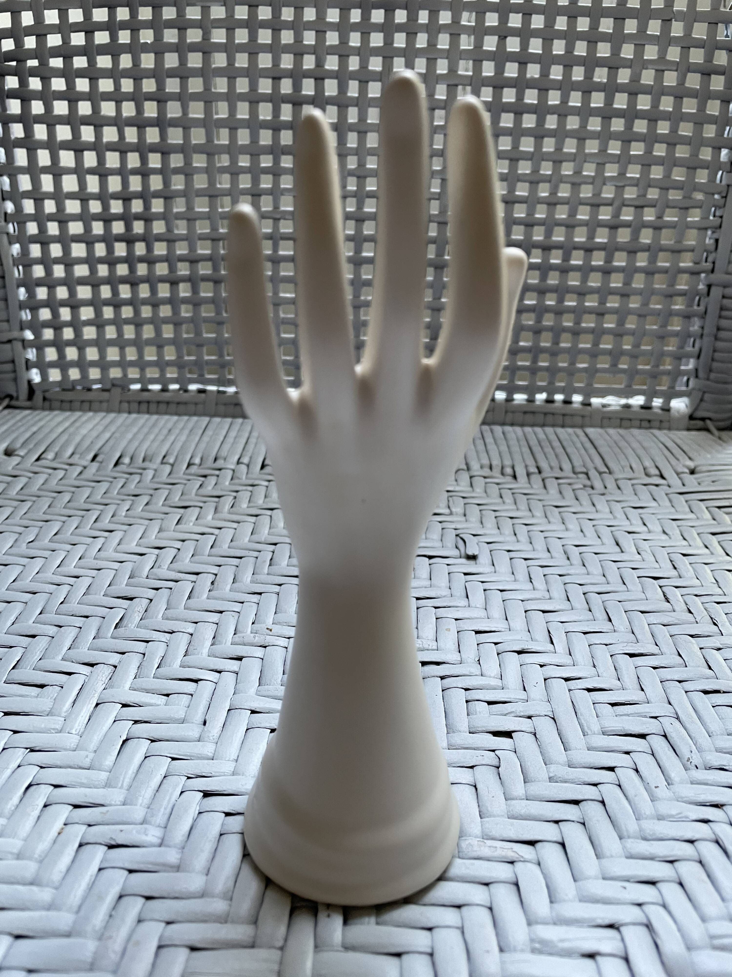 Hand white ceramic baguier H16