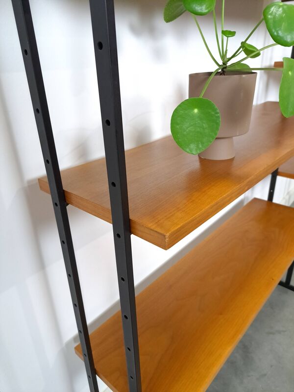 Système de mur modulable Omnia, Hilker, teck et acier noir avec étagères.