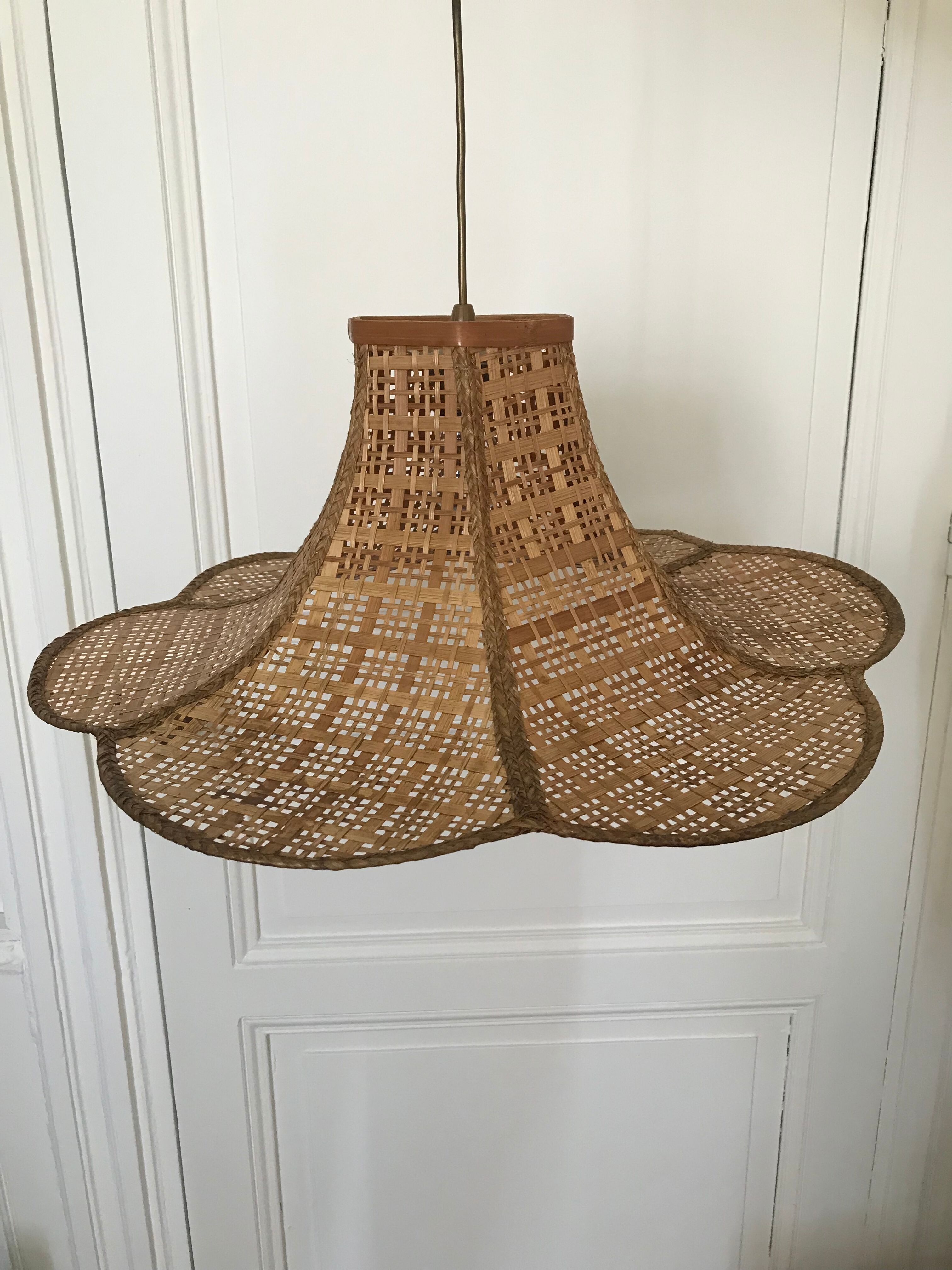 Vintage suspension in cannage