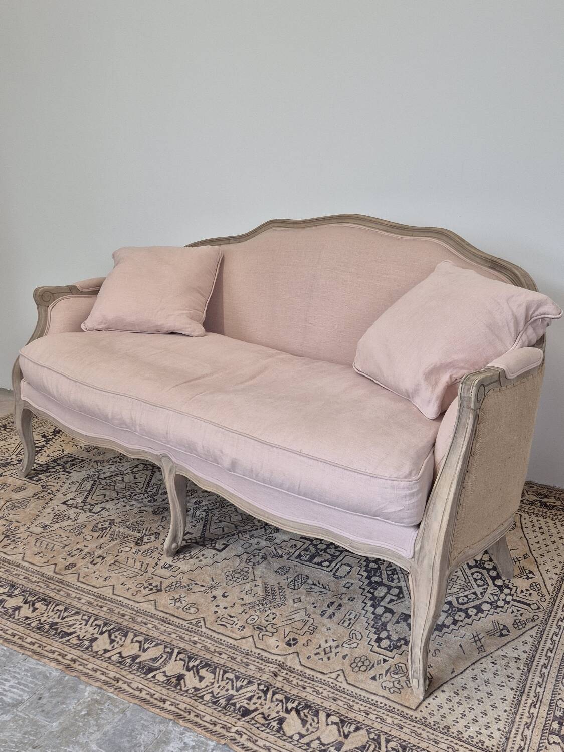 Louis XV style bench sofa in pink fabric and burlap