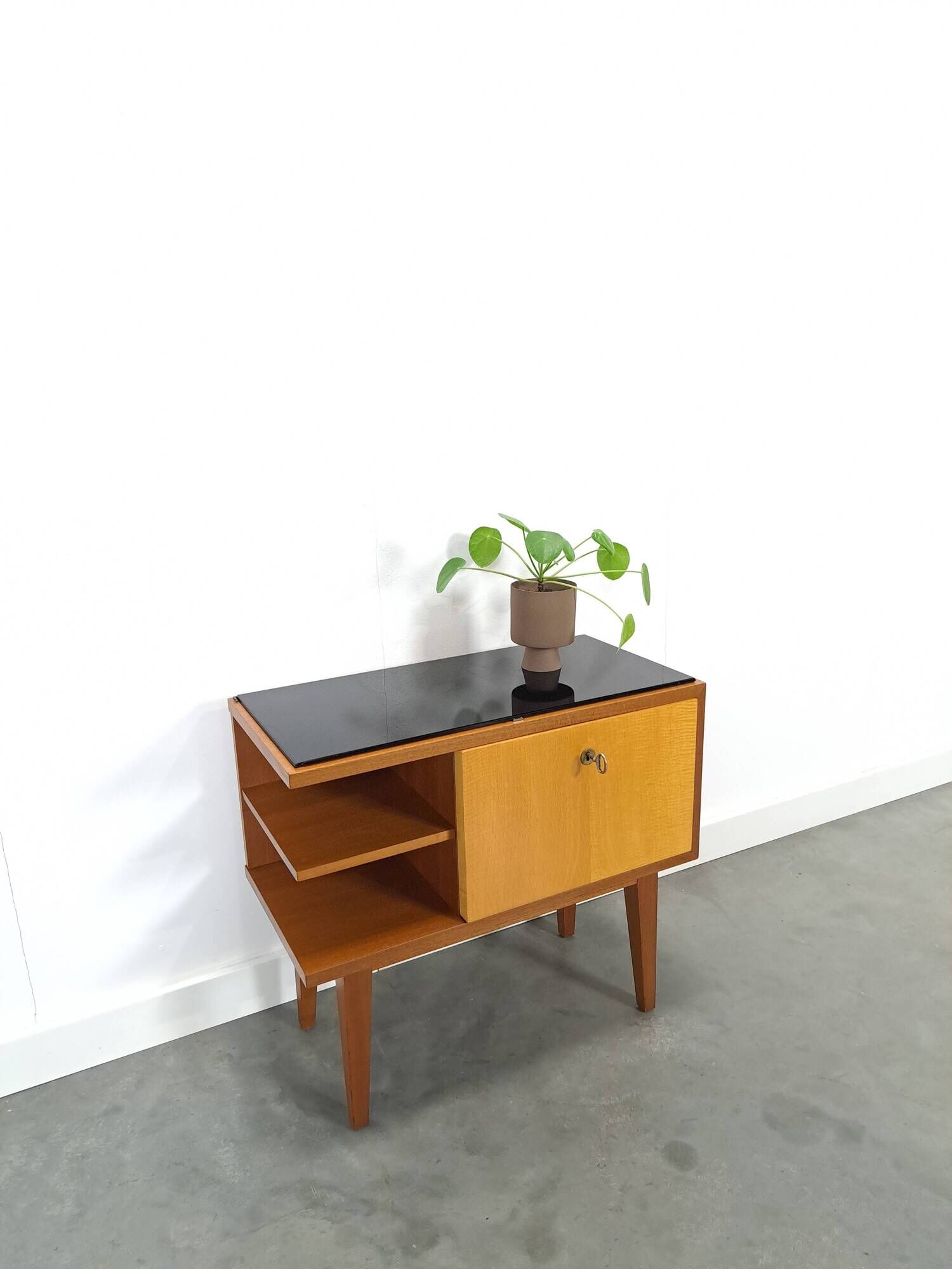 Mid-Century kastje J.D. Freese met klep en zwart opaline glas