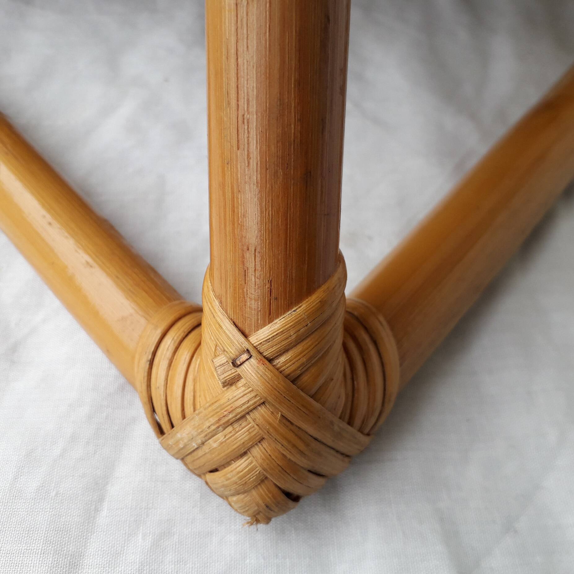 Corner shelf in rattan