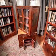 Joli cabinet vitrine indochinois deux corps. Milieu XXe siècle