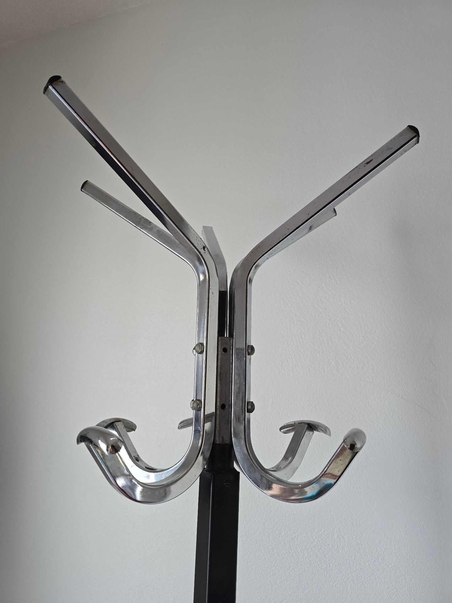 Chrome parrot coat rack with swivel head on a gas lift.