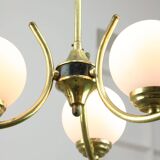 Lustre italien du milieu du siècle en laiton et opaline