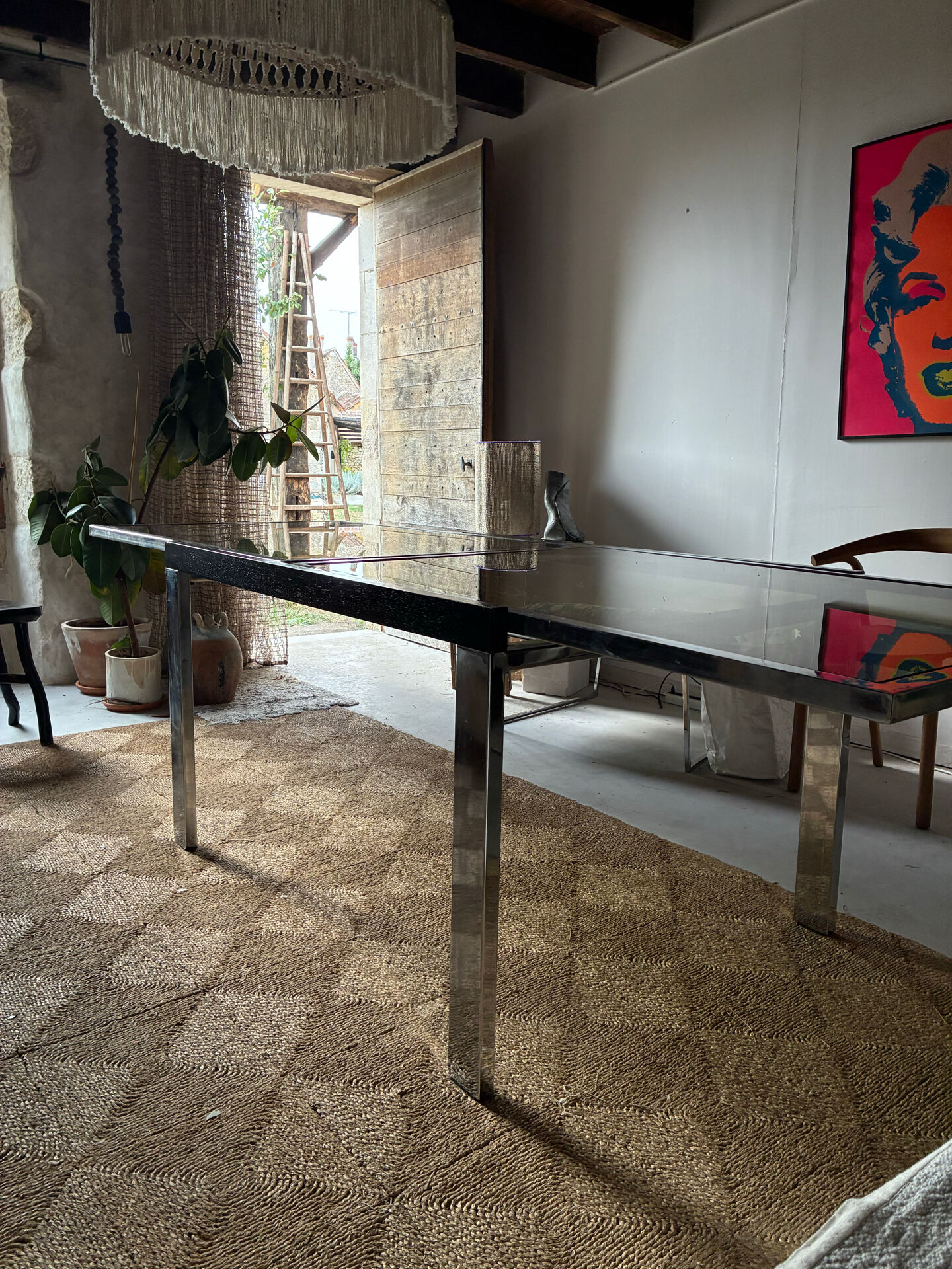 Extendable metal table