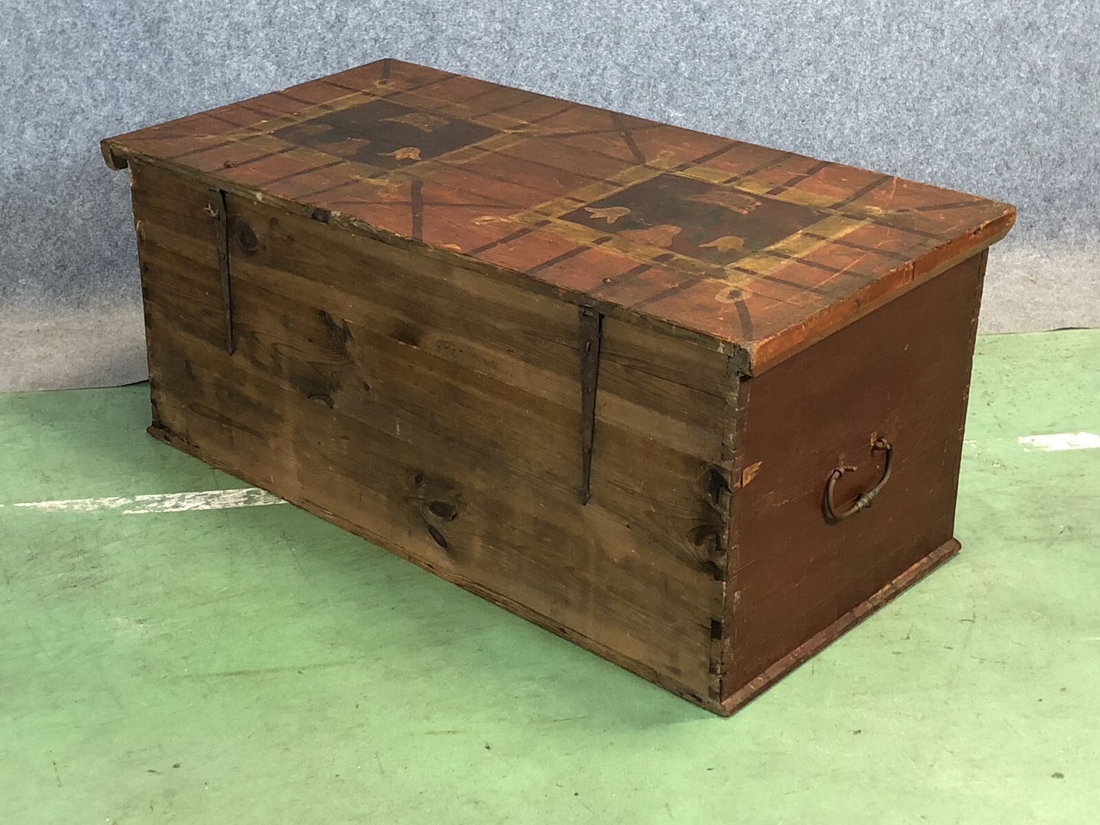 Fir chest with original painting-early twentieth