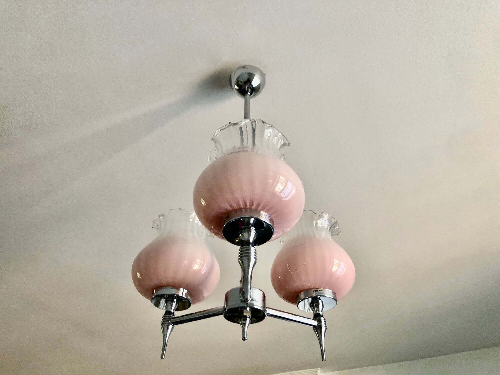 Chandelier 3 fires chrome and corollas of pink glass 1970