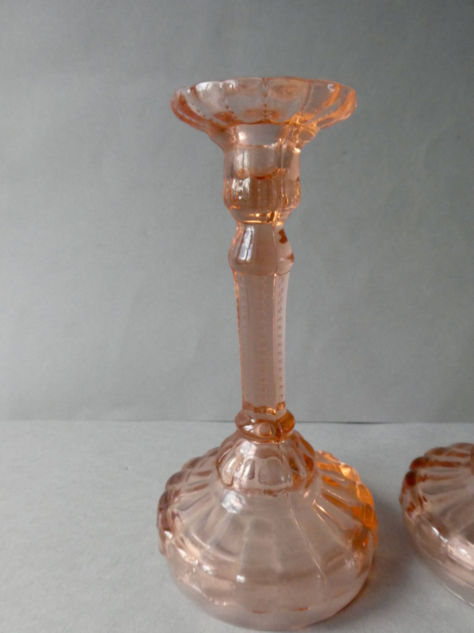 Paire de bougeoirs en verre rose