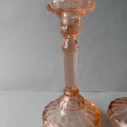 Paire de bougeoirs en verre rose