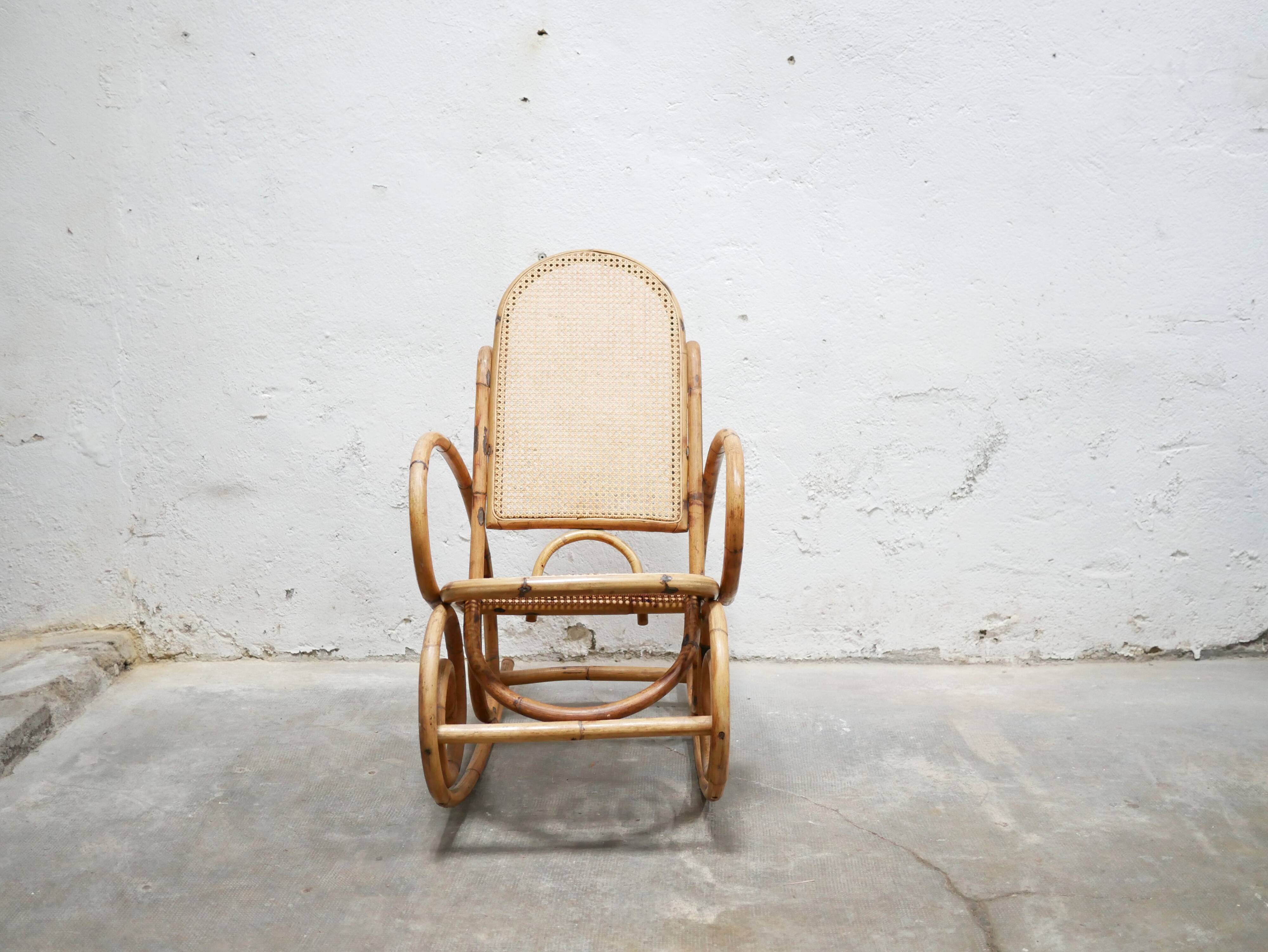 Fauteuil à bascule vintage en rotin et cannage