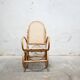 Fauteuil à bascule vintage en rotin et cannage