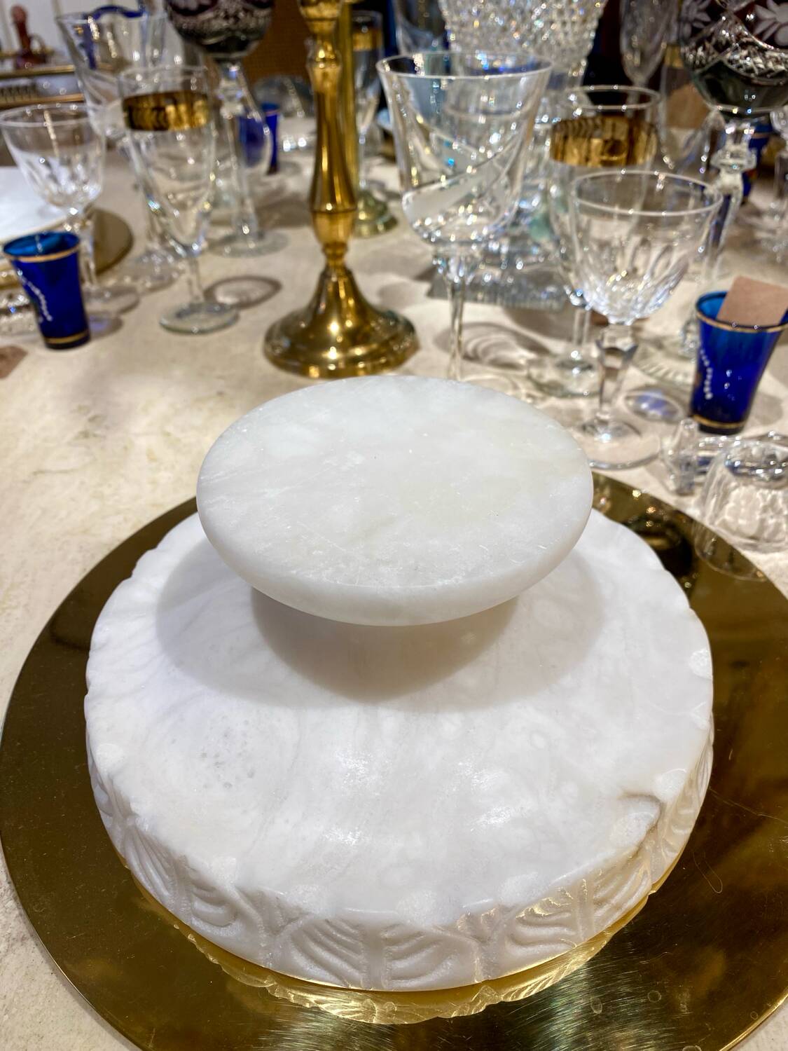 Fruit bowl or empty pocket in carved alabaster