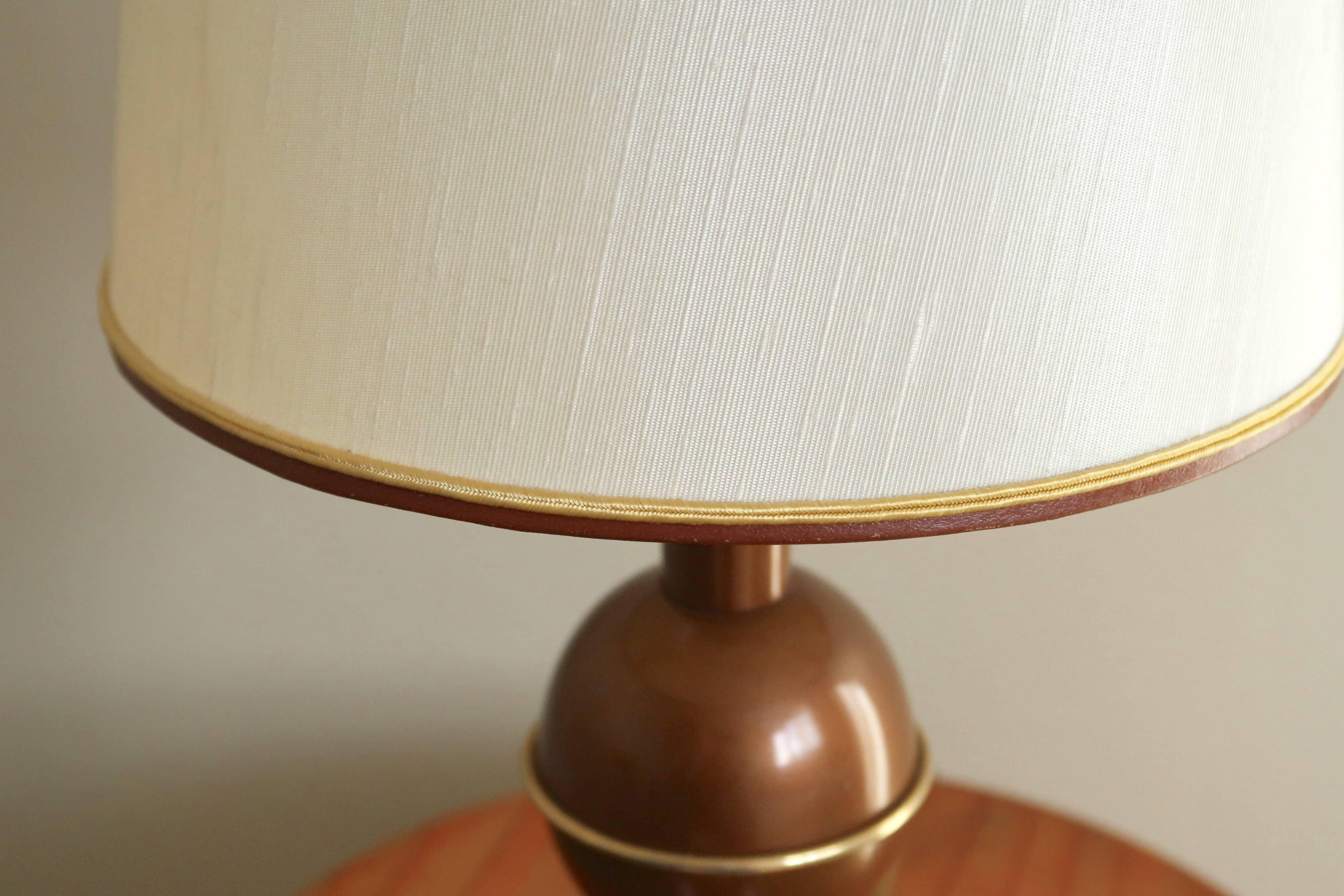 Lampe marron et dorée en métal, abat jour beige, années 70