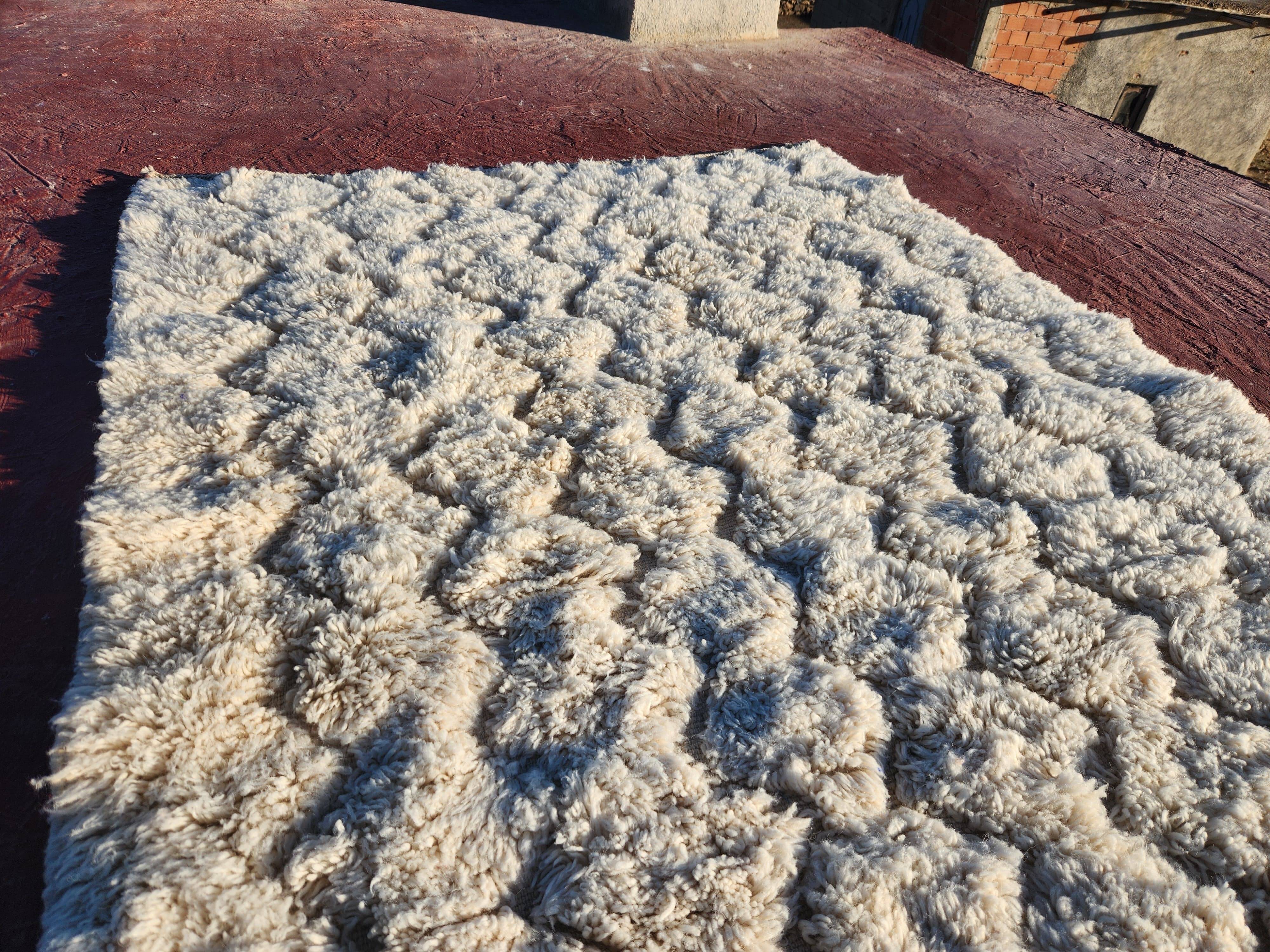 Beni Ouarain rug 160x240 cm – Cream wool with diamond patterns