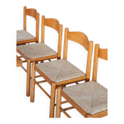 4 chaises en pin massif, assises paillées, dossier chantourné