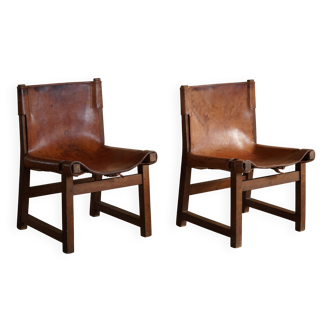 Paco Muñoz, Pair of lounge hunting armchairs, model "Riaza", leather and walnut, 1960