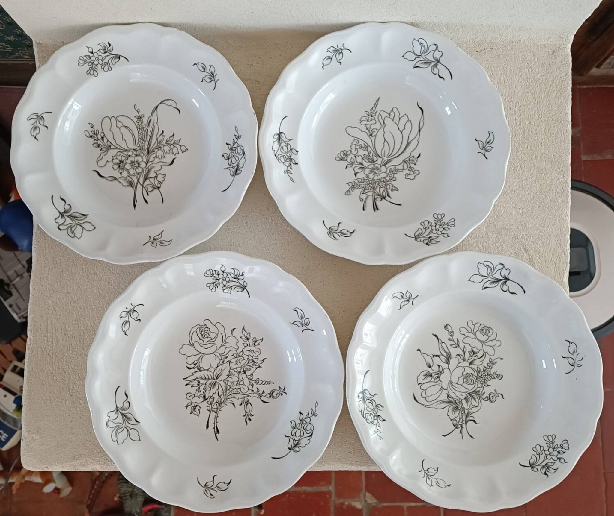 4 assiettes creuses en faïence de Lunéville
