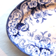 Plat ovale Creil Montereau, série Flora en bleu, modèles aux liserons