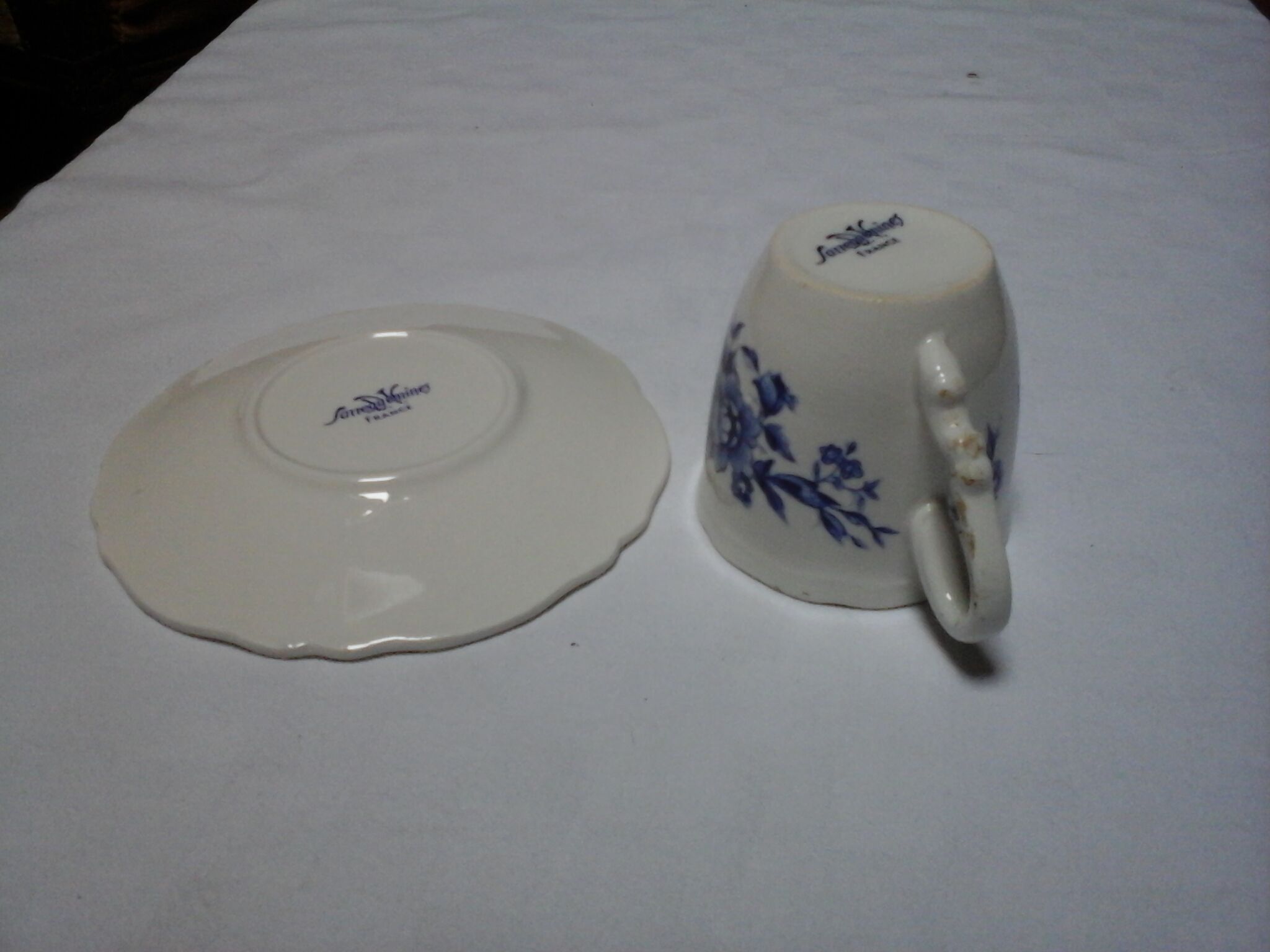 Assortment of 3 blue cups