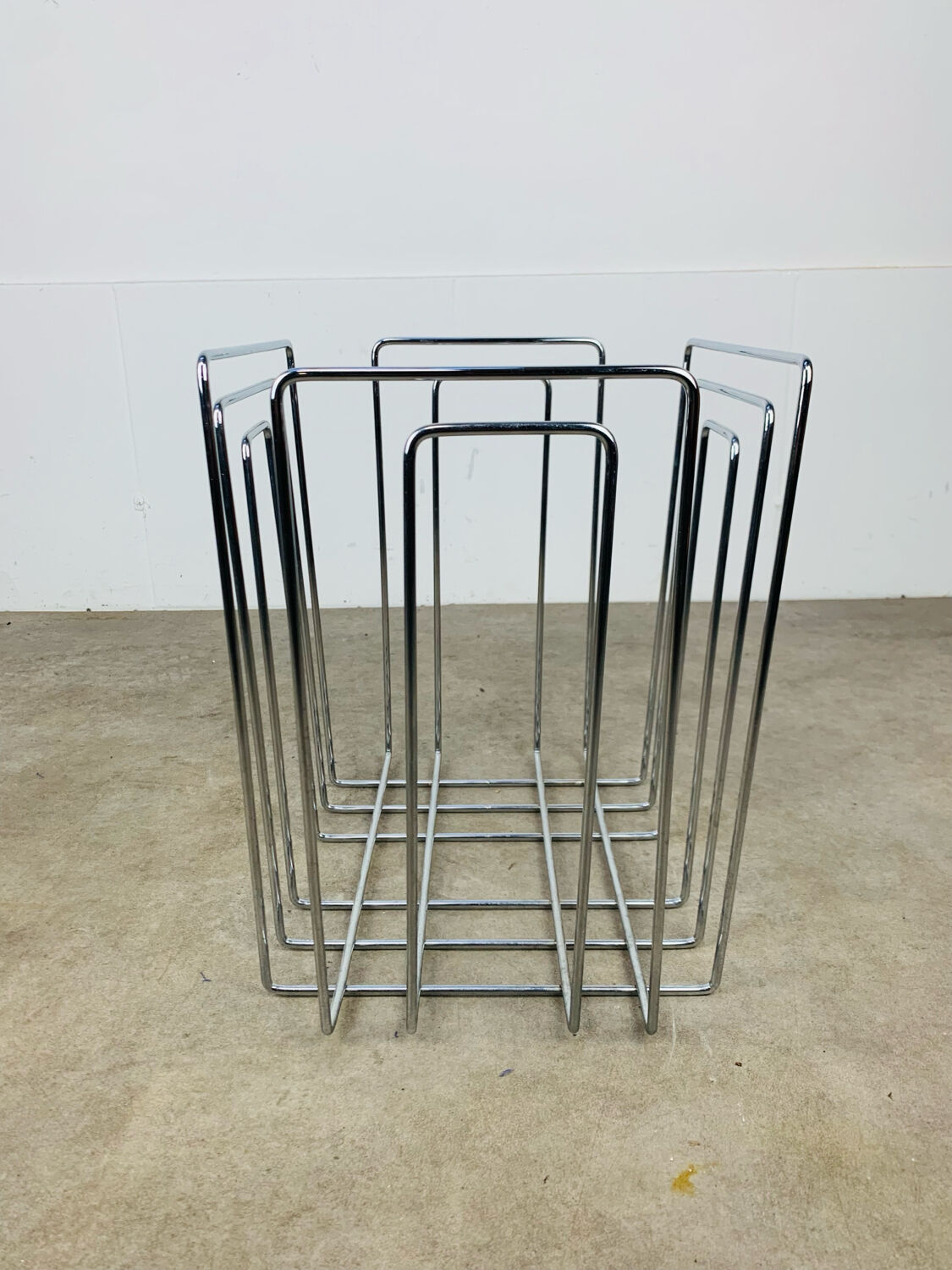Chrome metal magazine rack by Willy Glaeser for TMP, 1980s.
