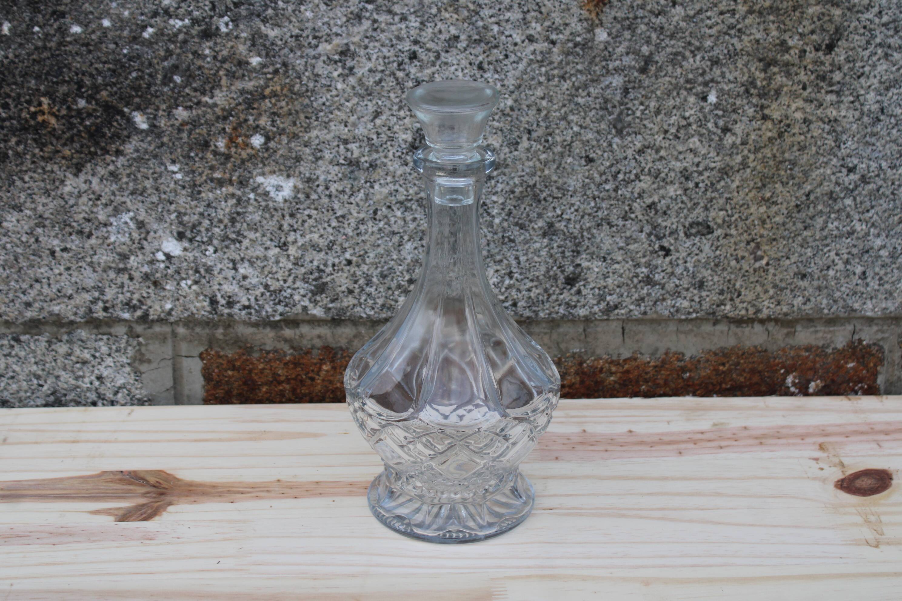 Elegant cut-glass carafe – classic and refined style