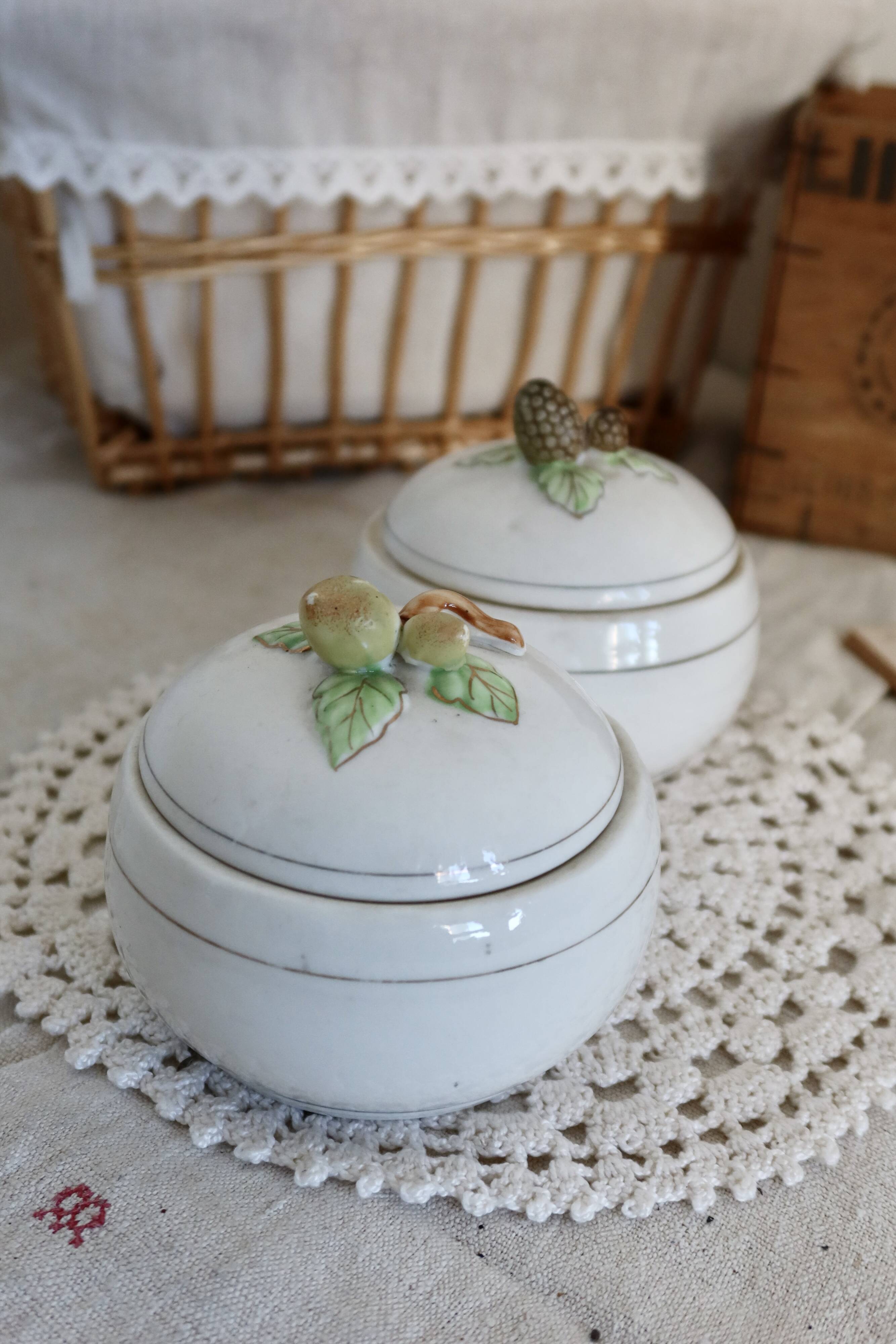 Paire de bonbonnières vintage en porcelaine motif fruits et liseré doré