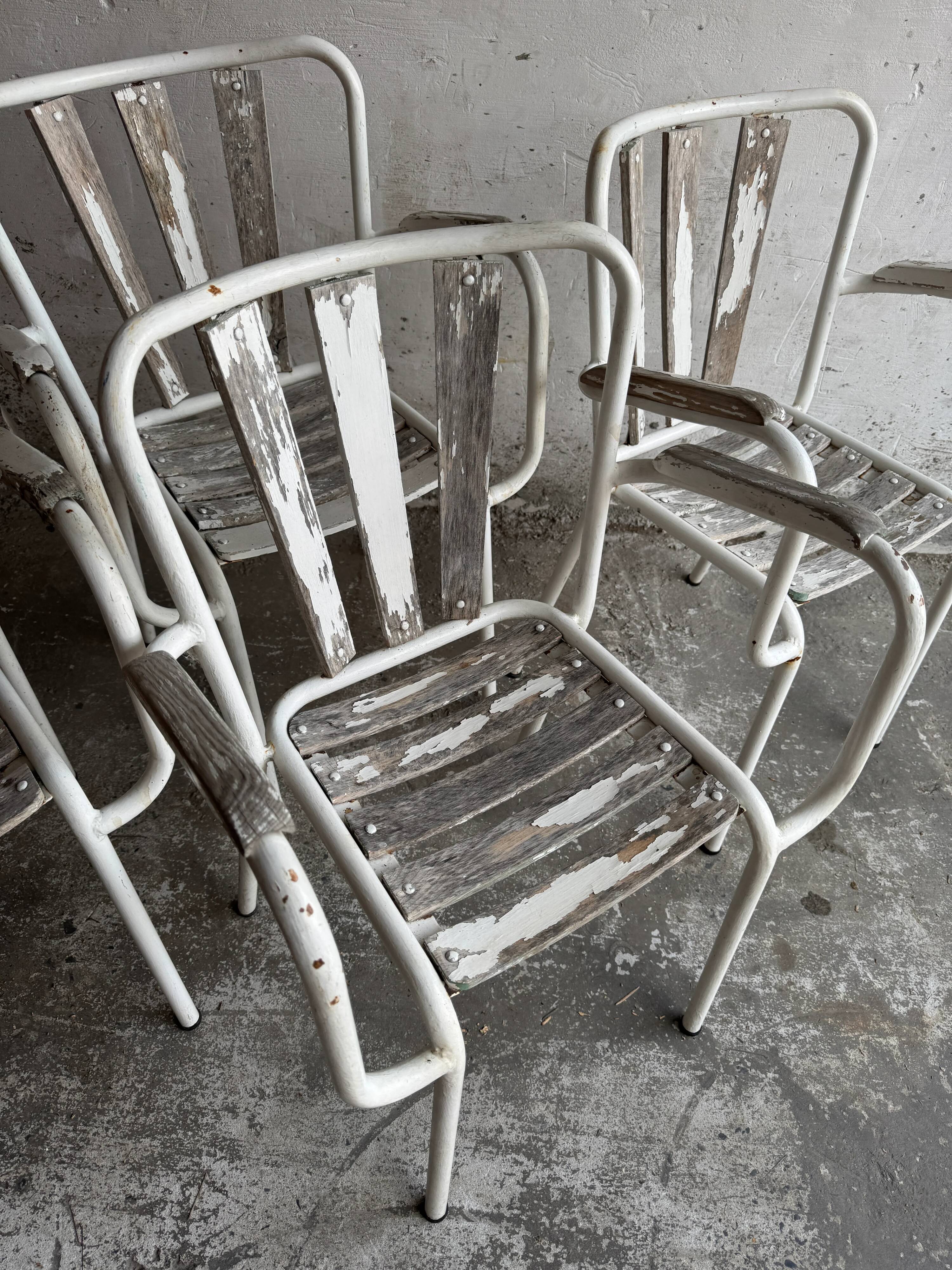 Ensemble de 4 chaises de jardin vintage en métal blanc et bois avec structures tubulaires en acier