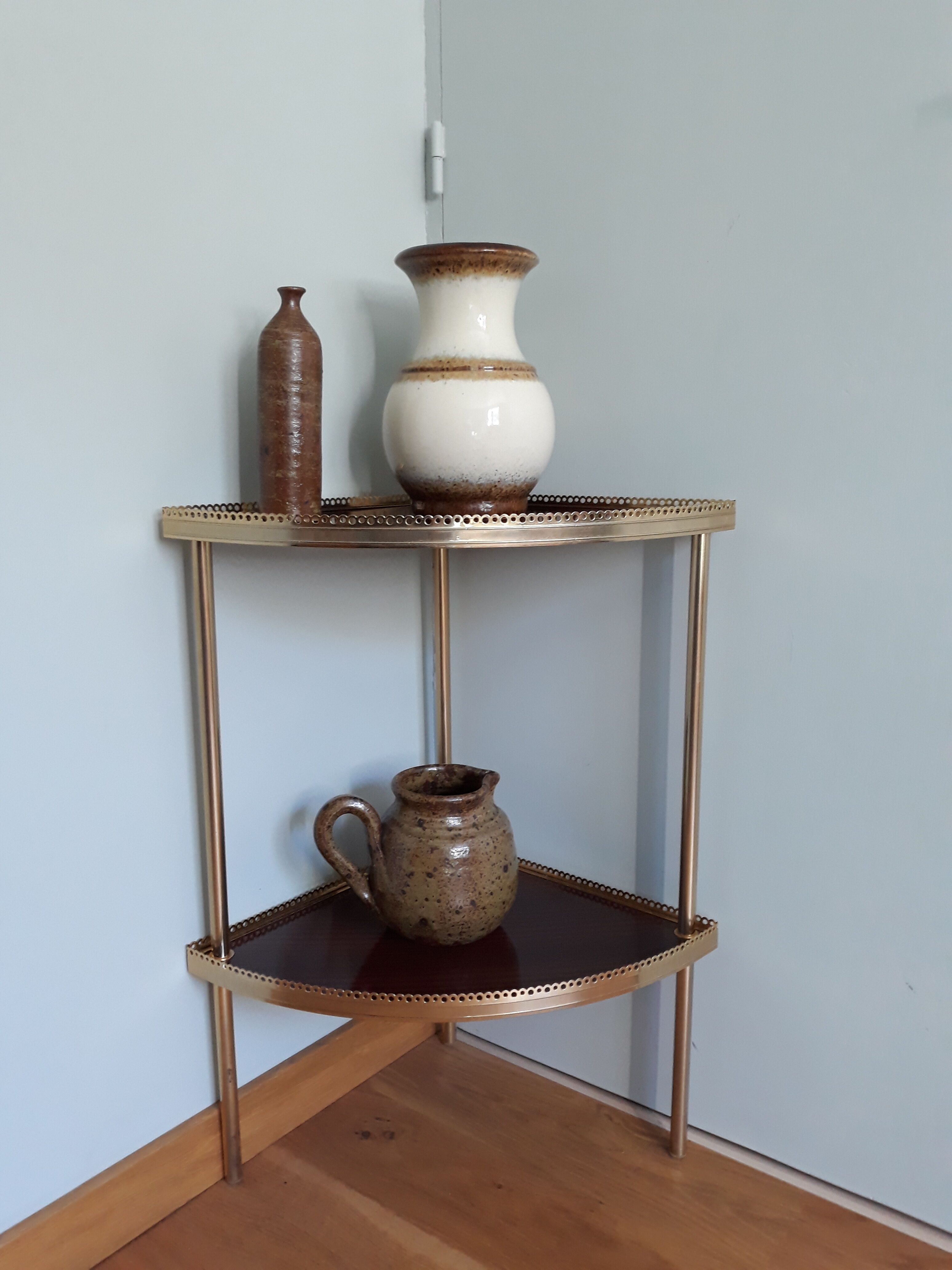 Shelf corner console notch in formica