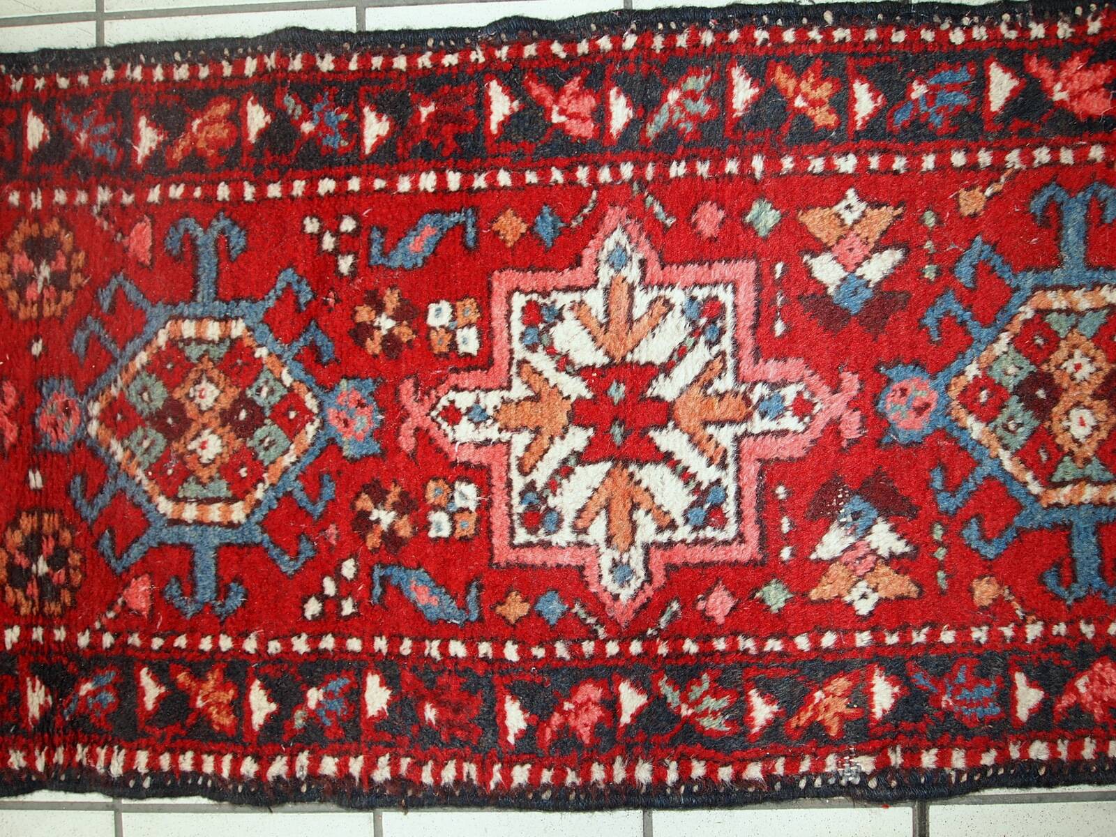 Tapis Couloir Vintage Karajeh du Moyen-Orient, Années 1960, Élégance et Aut