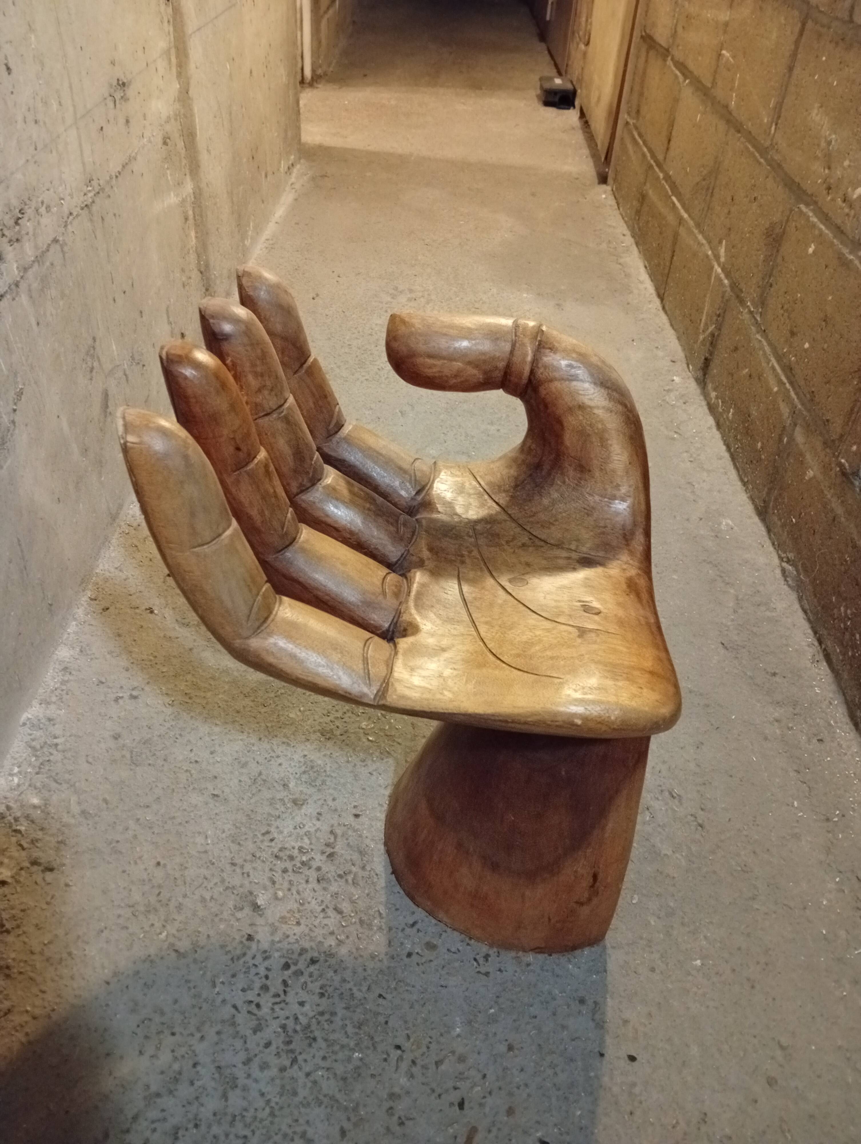 Tabouret en bois teck en forme de main droite