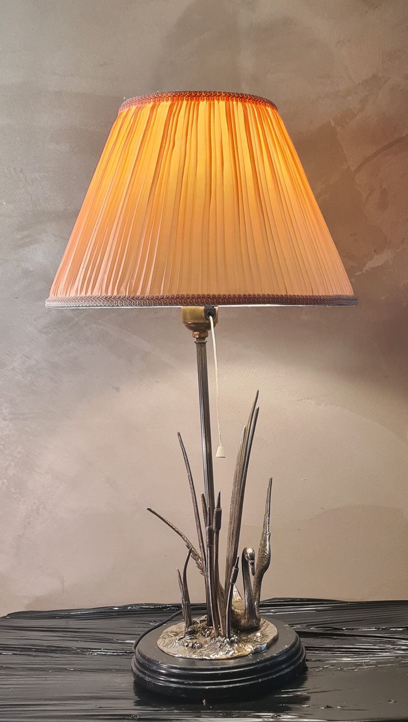 Desk lamp in marble and metal plated silver cigne decorated signed by agudo,