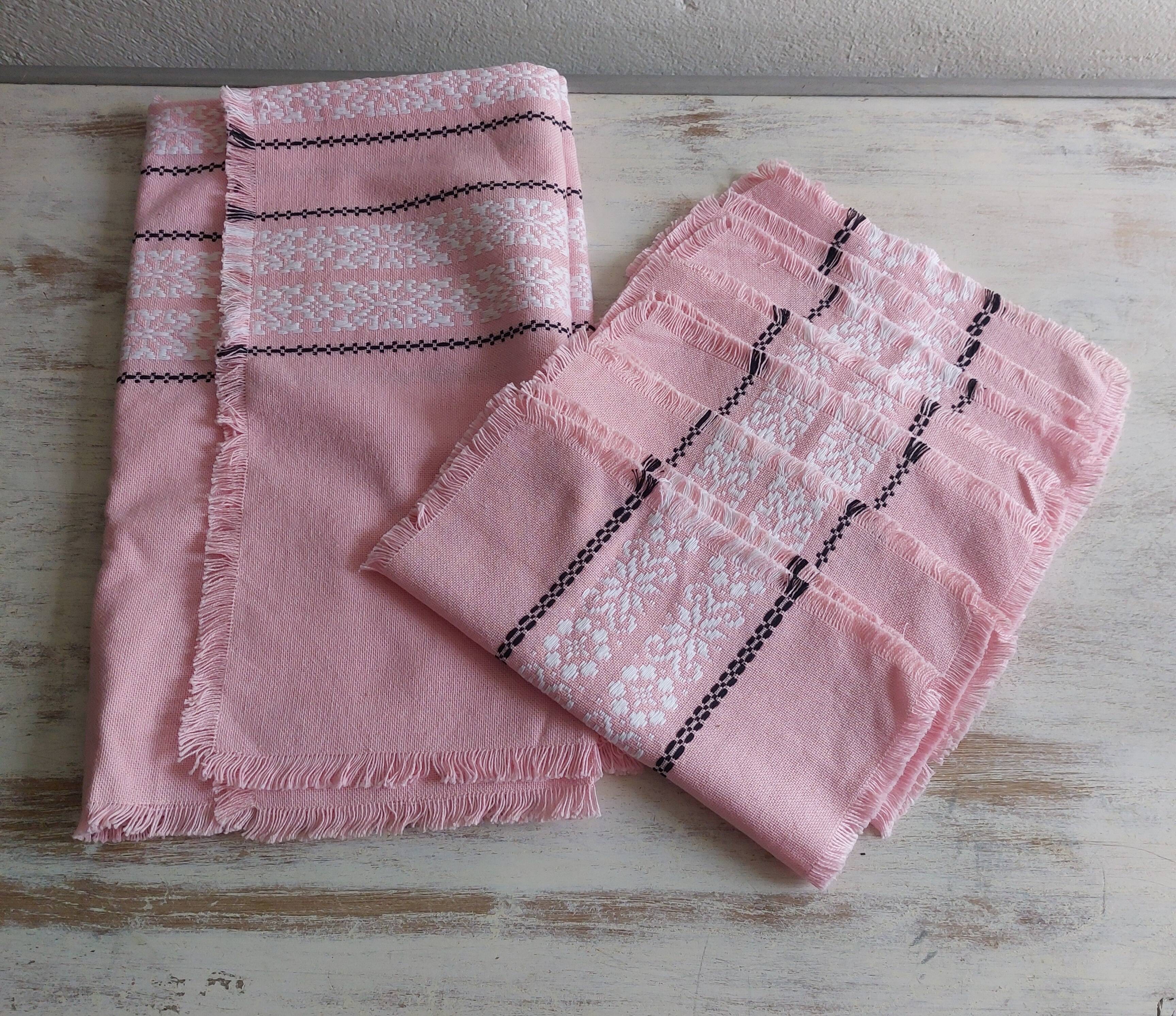 Tablecloth and six napkins