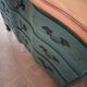 Commode arbalete patine vert foncé