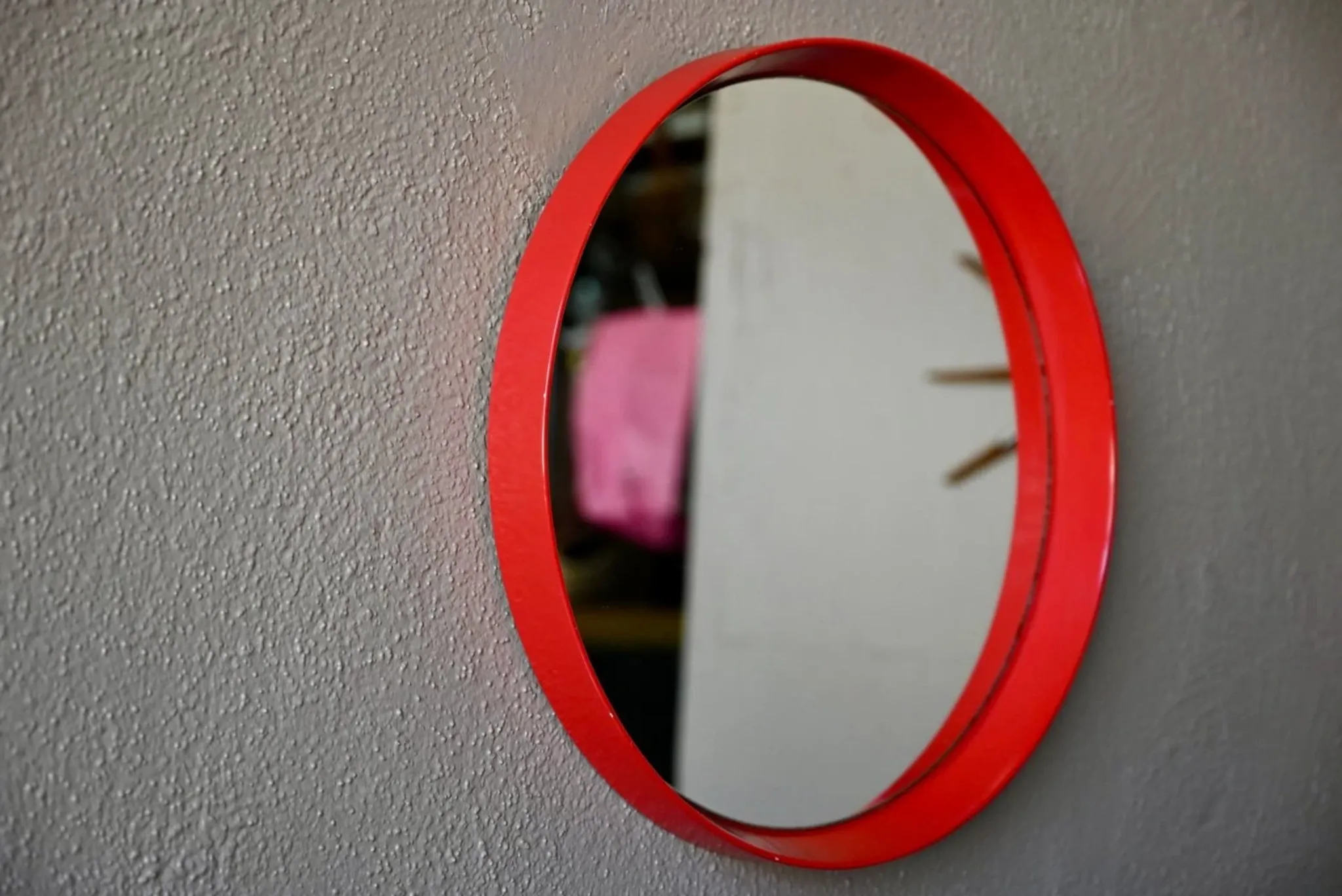 Round Pop Art mirror from the 60s-70s in bright red plastic.